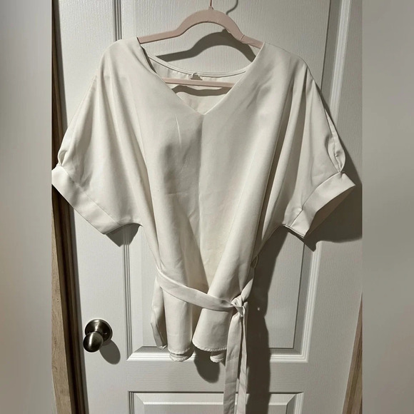 Source Unknown Tops - Unbranded white v neck top with tie belt accent sz XXL.